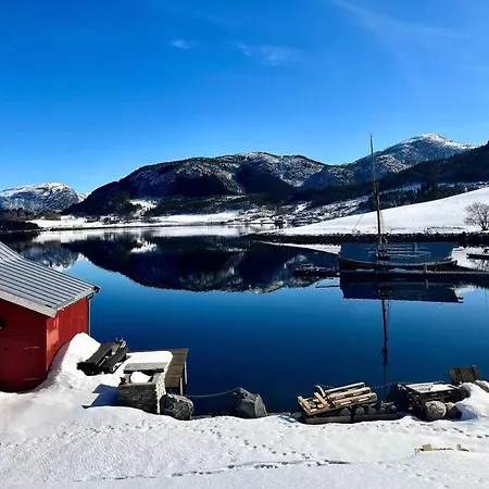 Hus Ved Valsoyfjorden