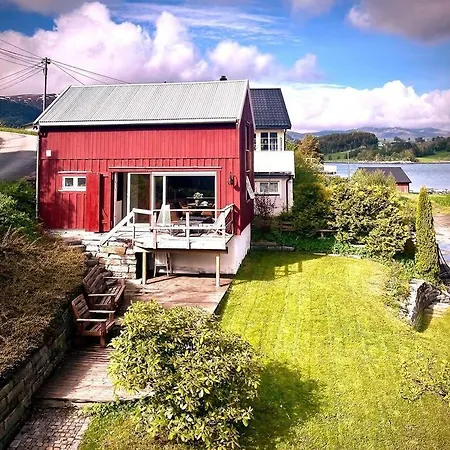 Hus Ved Valsoyfjorden Holiday home