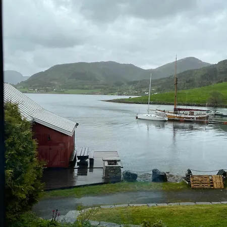 Hus Ved Valsøyfjorden *
